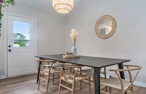 Elegant Escape-Fenced Yard BBQ & Cozy Fire Pit - Foto 14