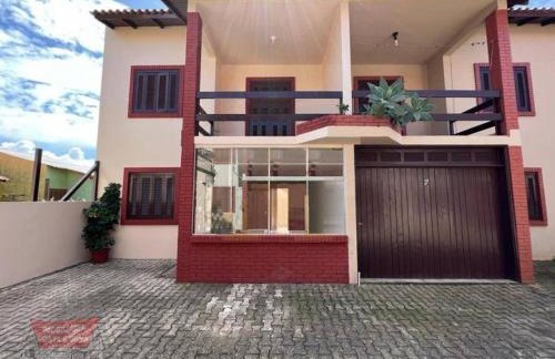 Lindo Sobrado no Centro de Imbé - 400 metros do mar - Foto 1