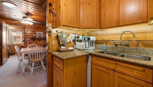 Pine Forest Cabin - Adorable vintage cabin with a cozy wood burning fireplace and foosball table! - Foto 5