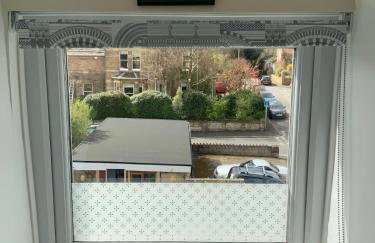 Large 2 bedroom town centre flat with free parking - Foto 27