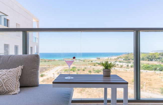 Stylish Seaside Escape with Balcony by Sea N' Rent - Foto 36