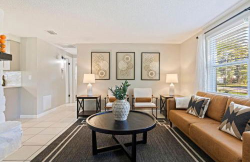 Right at Home Stays - Modern 2BR 2BA with Yard & Fireplace - Foto 8