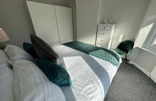 Family-Friendly 4BR Home in Sale, Manchester - Garden & Double Driveway - Foto 3