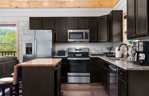 Smoky Bear Splash Top Rated Private Pool Cabin with Hot Tub, Mtn Views, Arcade Games, Excellent Location - Foto 13