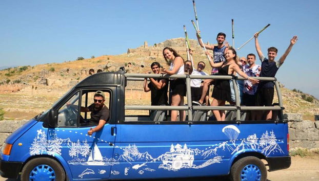 Amusez-vous dans le bus à toit ouvert