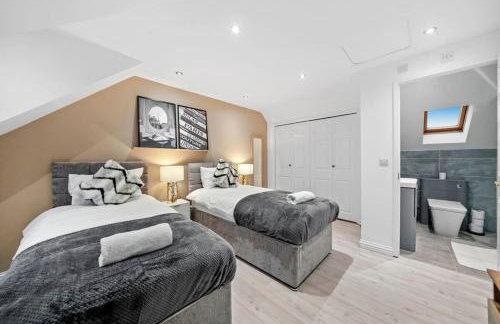 Luxury House with Pool Table, Sky TV, Netflix, Fast Wifi, Garden & Free Parking by Yoko Property - Photo 3