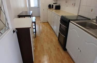 PREISTLEY HOUSE- CONTRACTORS ACCOMMODATION Entire 4 Bedroom House with free parking and up to 8 sleep- NO PARTIES ALLOWED - Foto 16