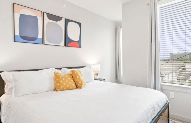 Prime Soco Quaint 1BR King Suite w Pool Parking - Photo 13