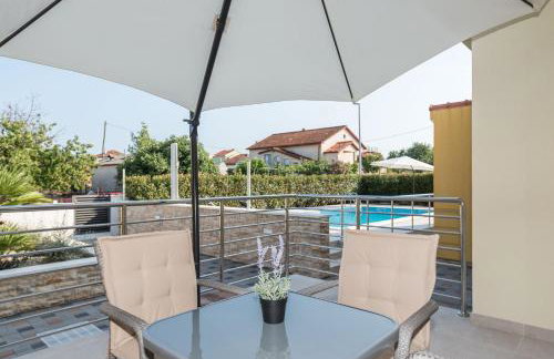 Villa Petra s bazenom, roštiljem i parkingom - Foto 12