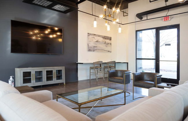 Uptown 1st Ward Corner Unit Superior 2BD Apt - Foto 48