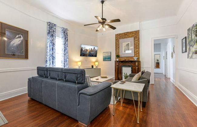 Uptown Spacious 4BD w Historic Charm - Foto 28