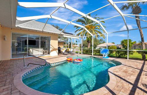 Spacious Canal-View Home with Pool and Game Room - Foto 73