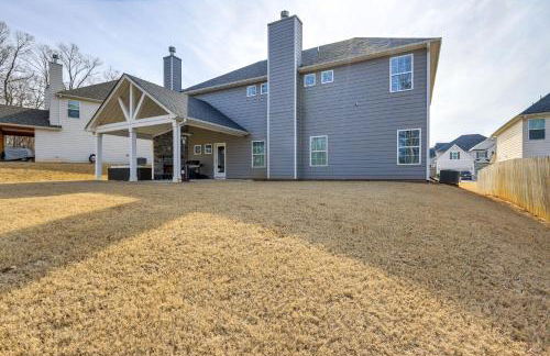 Patio with Fireplace Spacious Sharpsburg Home! - Foto 31
