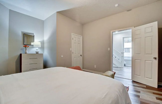 Spacious 6BR/3BA House w/ Parking! Sleeps 20! - Foto 3