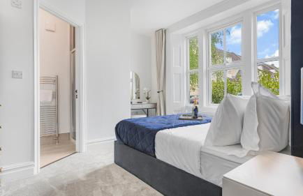 Elegant Garden Apartment, Private Parking & EV Charger, Walk to Town - Foto 3