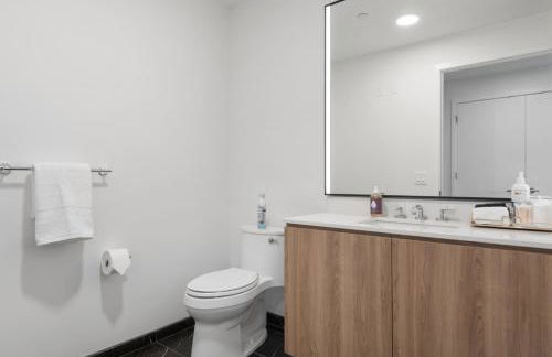 Lux Apts with Lake Views and Top Amenities - Foto 21