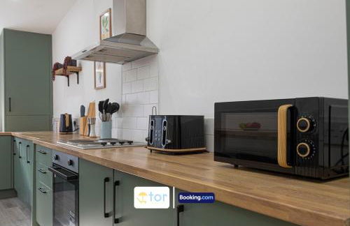 Explore Welsh Wonders, 3 Bedroom House By The One Retreats Short Lets & Serviced Accommodation Treharris - Foto 6