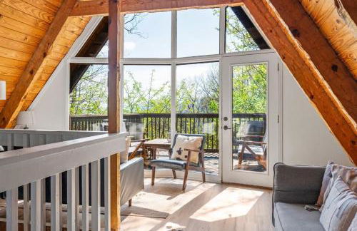 Charming A-Frame Cabin w Hot Tub & Mountain Views - Foto 33