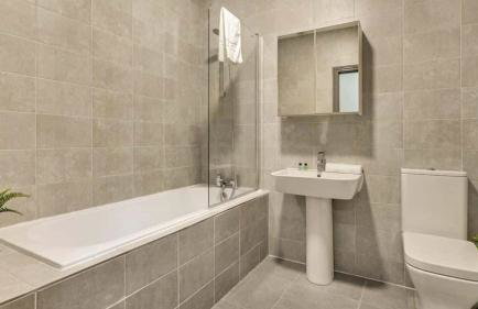 Central Warehouse Apt - Sleeps 8, Pet Friendly - Photo 4