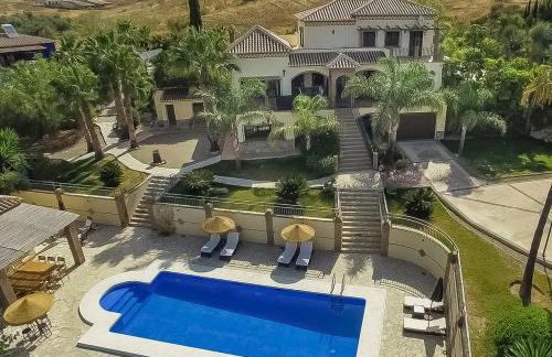 Exclusive Lakeside Villa with Private Pool & Total Privacy - Foto 17