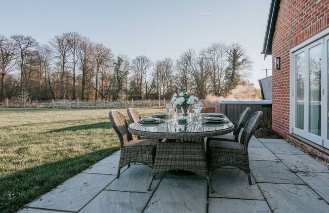 Hayward House Hot Tub Large Garden - From 1100 Per Night - Foto 18