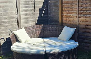 StayZen Apartments - Free Parking & Private Garden Ground Floor Central Woking - Business & Leisure - Photo 8