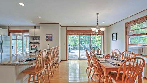 Walk to Beach! Hyannis Family Haven with Deck - Foto 5