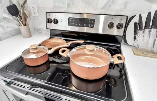 Modern 1BR Retreat Open Layout, Workspace, Views - Foto 15