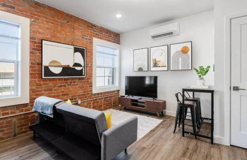 Trendy Loft Escape with Pool Table Bring Your Pets - Foto 1