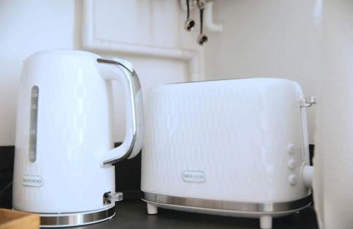 Adeluxe Home - Luxury 2 Bedroom Entire House with Free WiFi, Disney, Netflix and Amazon Prime Included - Foto 14