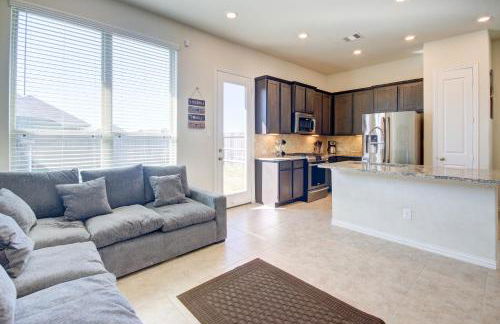 Meticulously-maintained 3-BR Townhouse w/ Backyard ~ Double-Story! - Foto 1