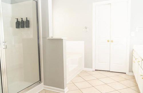 Spacious Vaulted 4BR Family Home Near Mall of GA Sleeps 12 - Foto 38