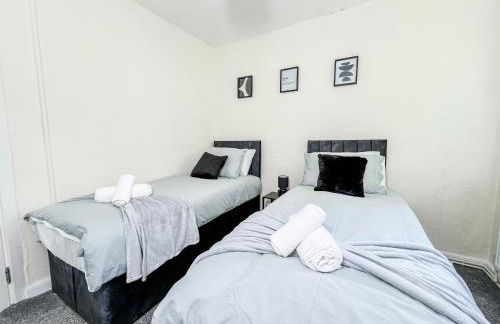 3 Bedroom House - Free Parking-Hospital-Contractors-Families - Long Stay Rates Available - Photo 8