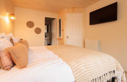 Sunset Lodge, River View & Log Burner - Foto 18