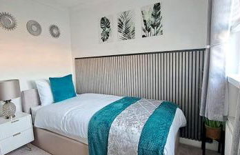 Rosie House 3 bedroom House in Sandbach with Parking - Photo 12