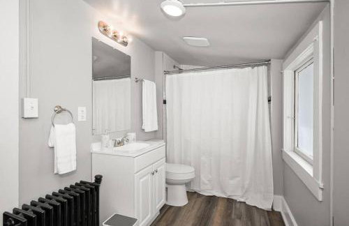 Historic Manor with 8 BDRMS 9 BATHS & 3 Kitchens - Foto 17