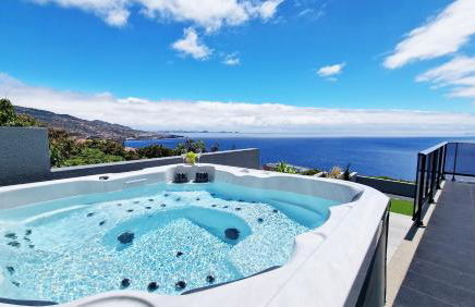 Azure Serenity Villa by LovelyStay - Foto 1