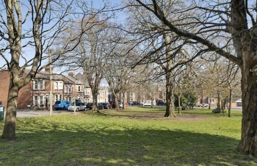 Beautiful Victorian Home on Peaceful Green Square - Foto 34