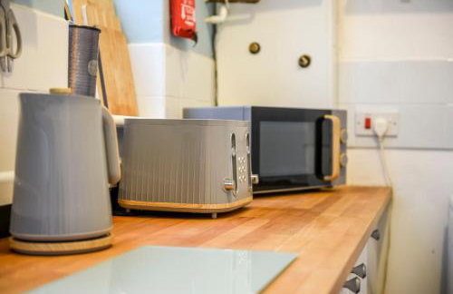 Cosy Wirral home near Liverpool with Free Parking! - Photo 20