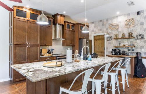 3BR Wesley Chapel Retreat with Private Pool - Pet-Friendly - Spacious Parking - Photo 2