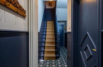 Spacious Victorian 4 Bed l Cocktail Bar Spa Bath Workspaces - Photo 19