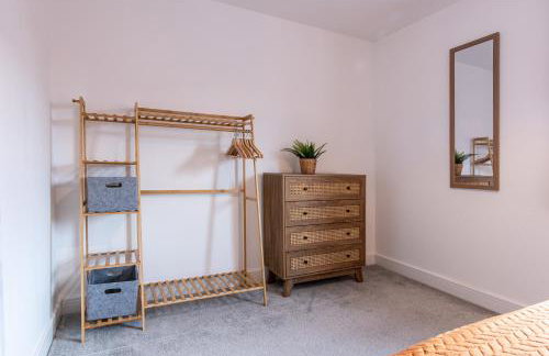 2-Bed Home in Quiet Neighborhood with Parking & Wifi - Foto 7