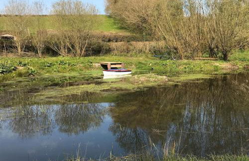 Idyllic countryside cabin with stream and lake - Foto 12