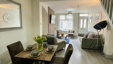 Spacious 3 Bed Home with Free Parking - Photo 2