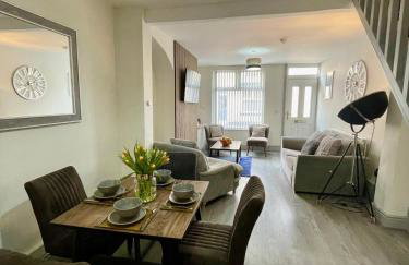 Spacious 3 Bed Home with Free Parking - Photo 2