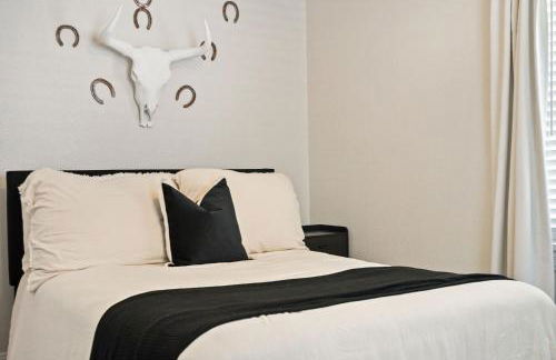 Charming Yellow Door House Steps from OU - Photo 17