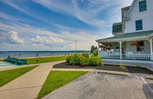 Portage Lake Condo with Deck and Pool Access! - Foto 20