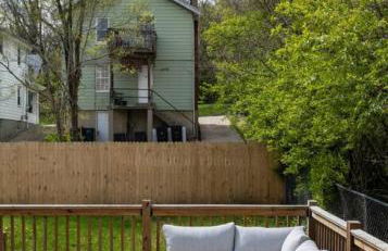 Deluxe 4-Bedroom w Huge Deck 3-Min to Downtown - Foto 29