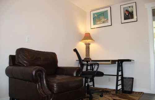 Bright 3 bedroom home with full kitchen, fenced backyard, sports court and free parking - Foto 17