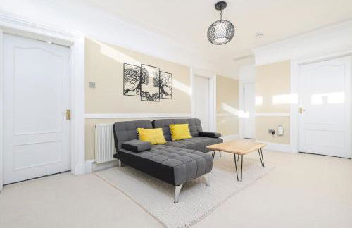 Extravagant 6 Bed Victorian Townhouse with Hot Tub - Photo 36